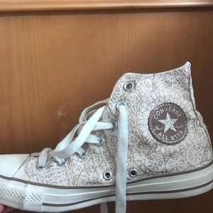 High top converse lightly worn